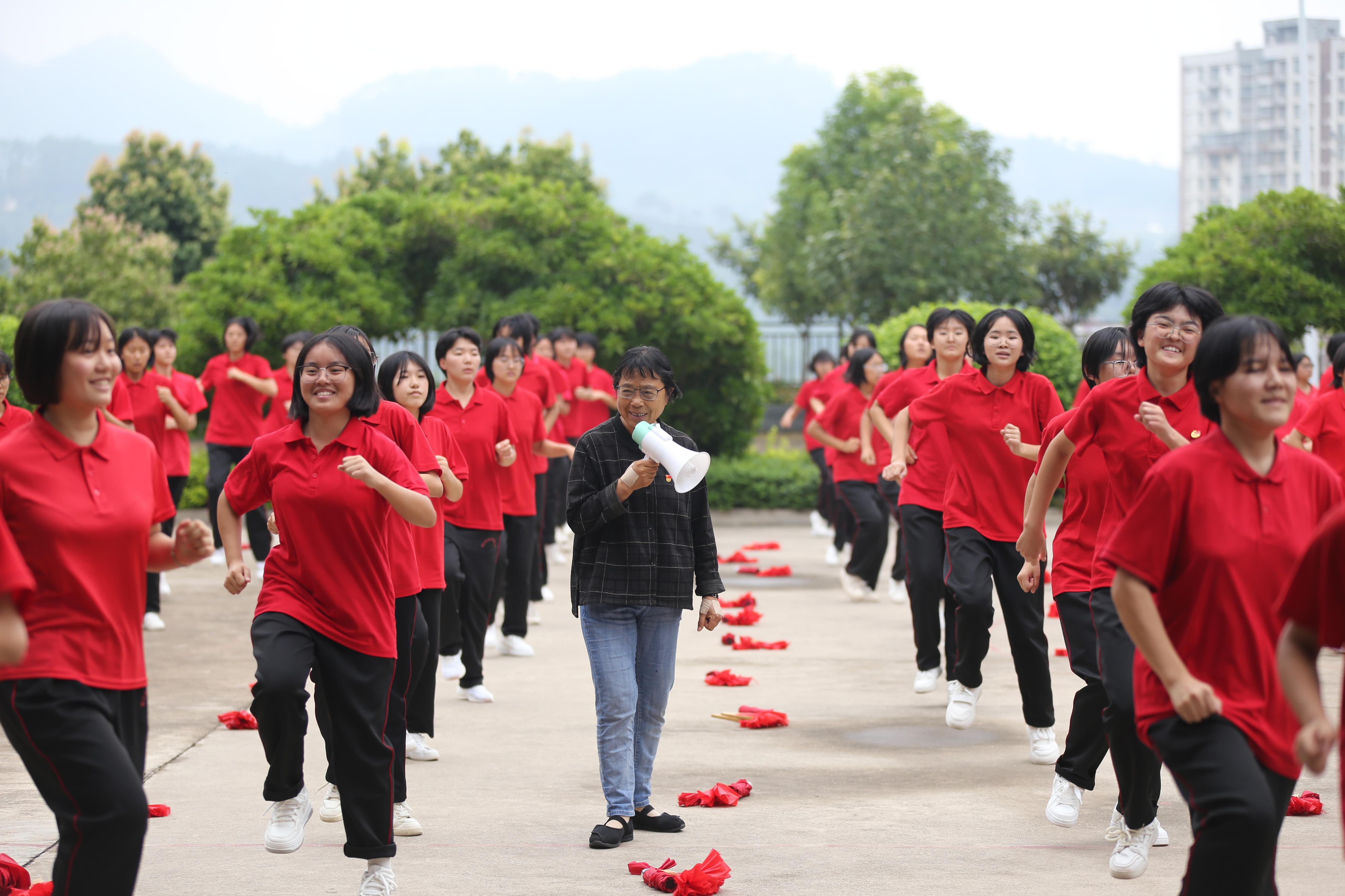 “校长妈妈”张桂梅：我把她们送出大山，她们把我留在人间